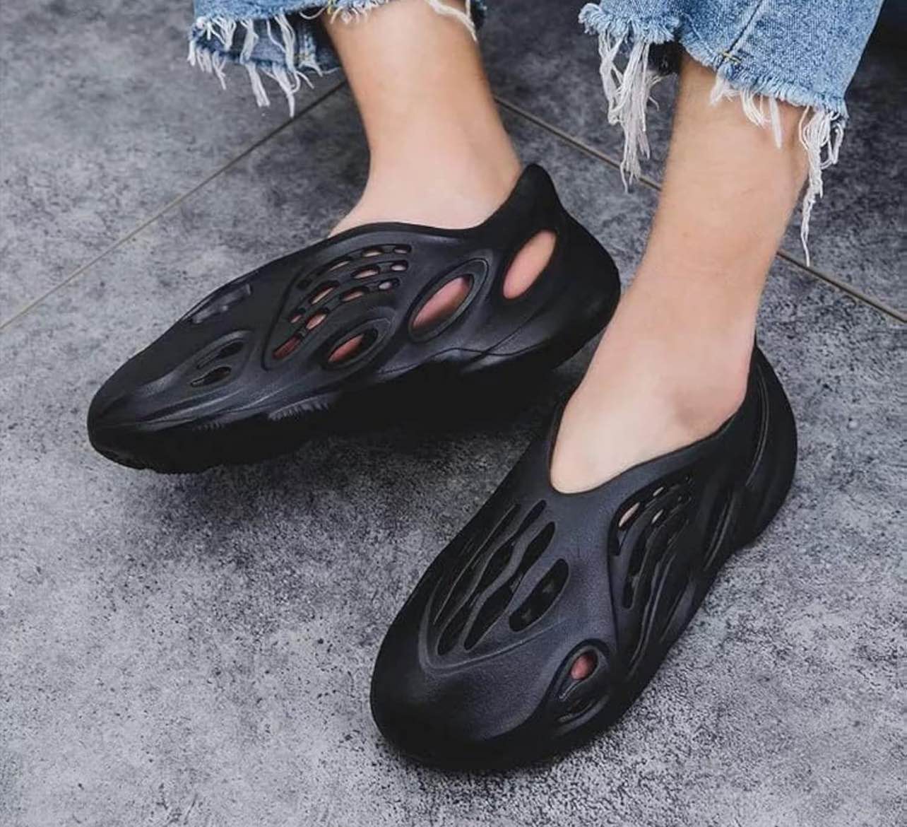 Random Color New Stylish Imported Clogs (Crocs )Latest in Men's Footwear with Thick Soles, Quick-Dry Technology, and Anti-Slip EVA Foam